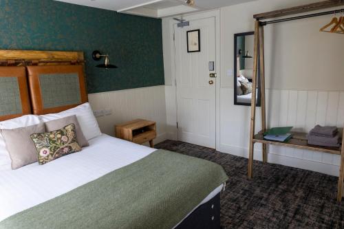 een slaapkamer met een groot bed en een spiegel bij Royal Oak in Dover