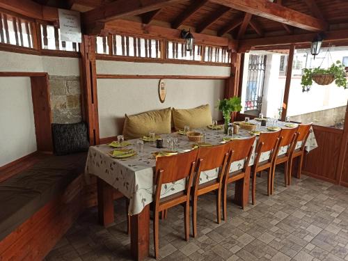 une salle à manger avec une grande table et des chaises dans l'établissement Guest House Ganovi, à Kalofer