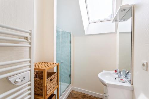 a small bathroom with a sink and a shower at Kereden Location in Saint Malo