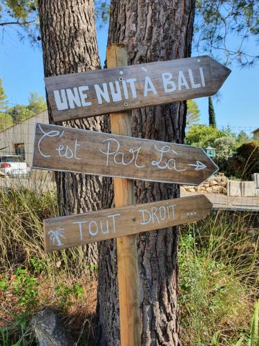 a sign that says one unit a ball and a half half drift at Une Nuit à Bali - Appartement cocooning in Solliès-Toucas