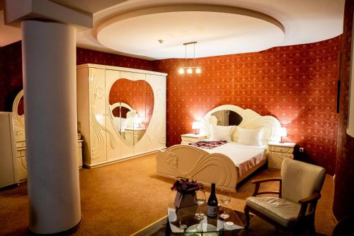 Ένα ή περισσότερα κρεβάτια σε δωμάτιο στο Globus Hotel