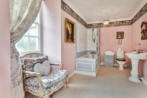 Brough的住宿－Finest Retreats - Walcot Hall，带浴缸、卫生间和盥洗盆的浴室
