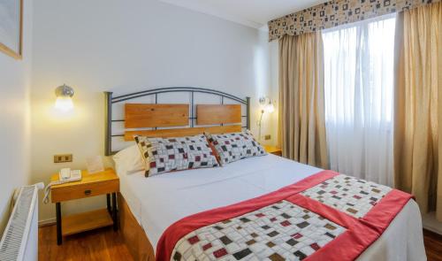 Кровать или кровати в номере Hotel Plaza Concepción