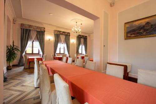 a large conference room with a long table and chairs at Pałac Lubiechowa-Jelenia Góra- Riesengebirge in Lubiechowa