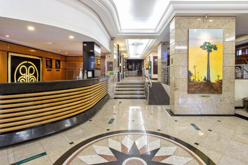 a lobby with a staircase in a building at Bourbon Londrina Business Hotel in Londrina