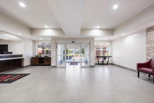 Una televisión o centro de entretenimiento en Red Roof Inn PLUS & Suites Birmingham - Bessemer