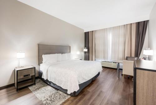 Cama o camas de una habitación en Red Roof Inn PLUS & Suites Birmingham - Bessemer