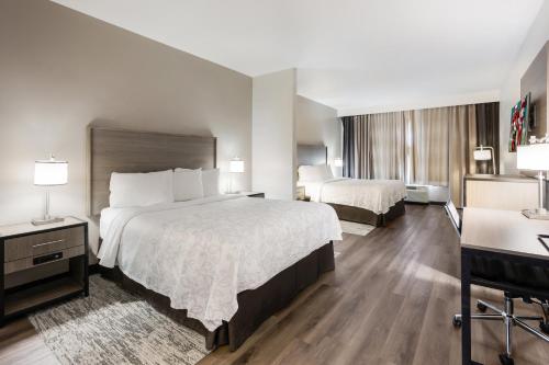 Säng eller sängar i ett rum på Red Roof Inn PLUS & Suites Birmingham - Bessemer