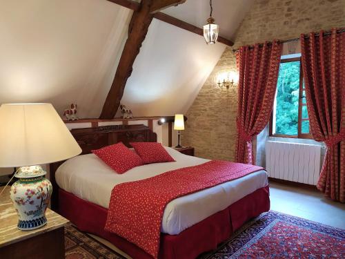 Postel nebo postele na pokoji v ubytování Hôtel Le Manoir De Mathan Crépon à la campagne 5 mn d'Arromanches et 10 mn de Bayeux