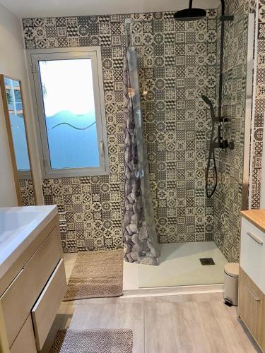 La salle de bains est pourvue d'une douche et d'une fenêtre. dans l'établissement Appartement lumineux 6 places avec vue sur Marina, à Mandelieu-la-Napoule