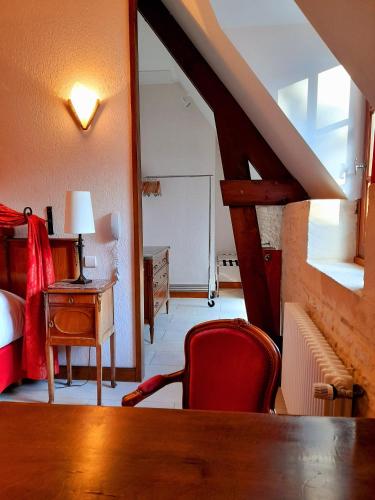 a room with a desk and a bed and a chair at Hôtel Le Manoir De Mathan Crépon à la campagne 5 mn d'Arromanches et 10 mn de Bayeux in Crépon
