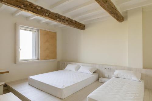 a bedroom with two beds and a window at La Pervinca - Ospitalità, Natura, Cura in Guastalla