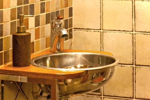 La salle de bains est pourvue d'un lavabo et d'un robinet. dans l'établissement Kaiti`s House, à Skiathos Chora