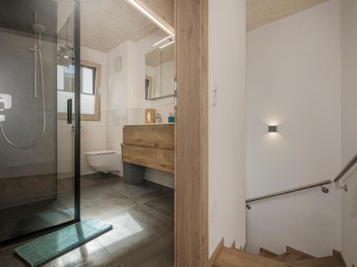 ein Bad mit einer Dusche, einem WC und einem Waschbecken in der Unterkunft Vergissmeinnicht in Schwendau