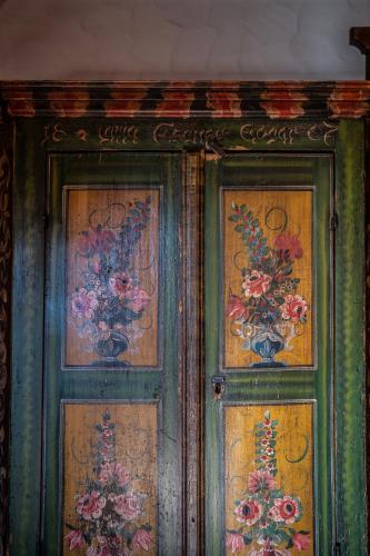 two doors with flowers painted on them at Beim Oswald in Bad Kleinkirchheim