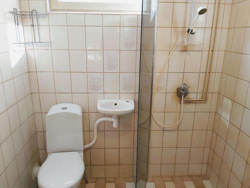 een badkamer met een douche, een toilet en een wastafel bij Villa Sunny Beach- Aurinkoranta in Parkano