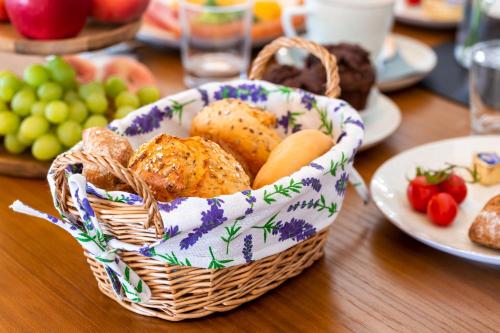 a basket of bread and fruit on a table at Dom Gościnny Maximus in Lubomierz