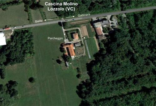 uma vista aérea de uma casa num campo em Cascina in Alto Piemonte / Piedmont countryhouse em Lozzolo