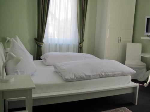 Tempat tidur dalam kamar di Hotel AlleeSchlößchen