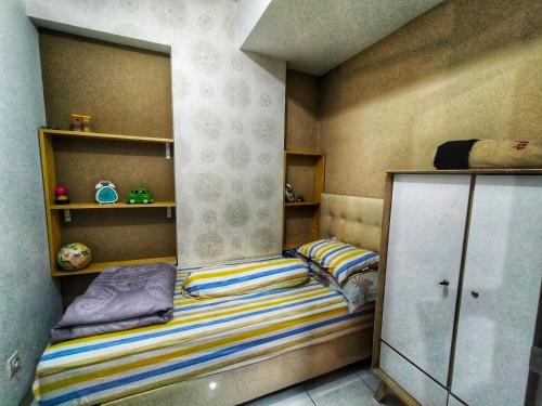 Postel nebo postele na pokoji v ubytování Apartemen 2br m-squere cibaduyut