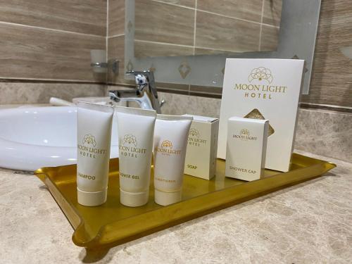 カイロにあるMoon Light Hotel Cairo DAR EL ESHARAのトレイ(バスルームのシンクに月光保湿器のチューブ4本付)