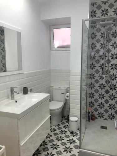 uma casa de banho com um WC, um lavatório e um chuveiro em SEA VIEW APARTMENT / a primera línea de playa em Málaga