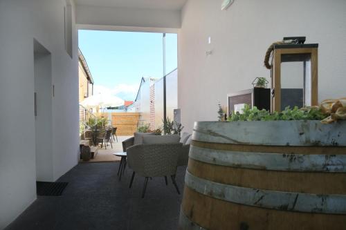 a room with a barrel and a table and chairs at Apartments Freitag - H1 in Winden am See