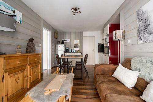 un salon avec un canapé et une table dans l'établissement APPARTEMENT CENTRE VILLE WIFI PARKING DRAPS FOURNIS, à Cauterets