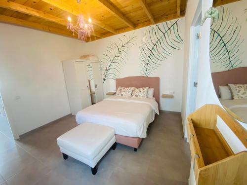 um quarto com 2 camas e uma casa de banho com um mural de plantas. em Apartment Alma 1 em Tías
