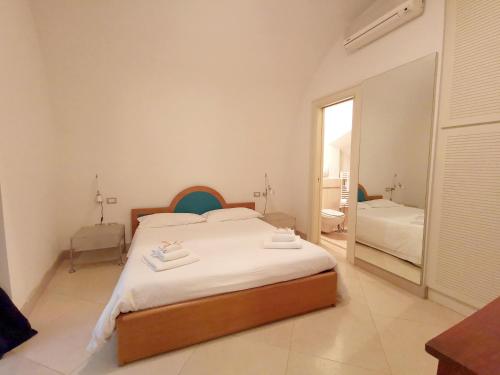 una camera da letto con un grande letto con asciugamani di Scesa San Michele a Bari