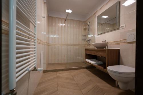 Phòng tắm tại White Residence