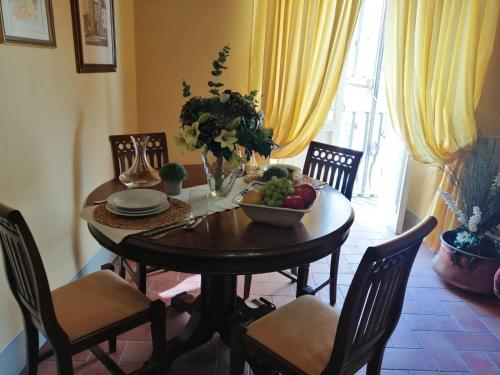 uma mesa de jantar com uma taça de fruta em Appartamento Giulia em Lucca