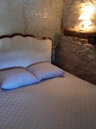 um quarto com uma cama com uma colcha branca em Loft vintage avec cuisine intégrée em Pouilly-en-Auxois