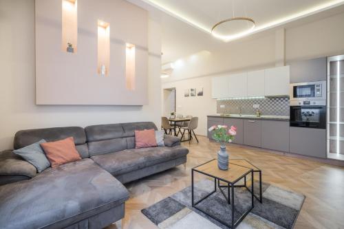 3 bedrooms bright flat in the heart of the city -FREE PARKING Need Reservation 1074 Budapest, 5 Dob utca kép - 3