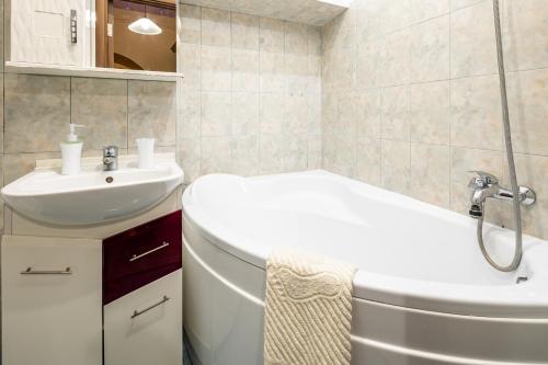 Et badeværelse på The MAIN square! 2 separated bedrooms, balcony