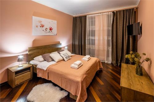 En eller flere senge i et værelse på The MAIN square! 2 separated bedrooms, balcony