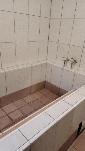 a bath tub with two faucets in a bathroom at 四重溪洺泉溫泉旅館 in Checheng