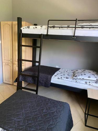 Ένα ή περισσότερα κρεβάτια σε δωμάτιο στο Pokoje Duchówka