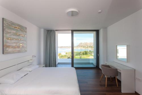 um quarto com uma cama, uma secretária e uma janela em Villa Valentina Chania em Kalathas