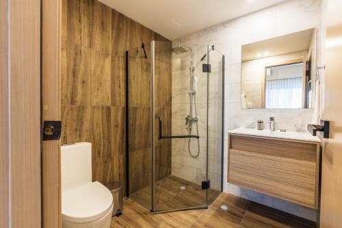 Koupelna v ubytování Breakfast Included Fully Serviced Apartment at Regatta Living II - 204