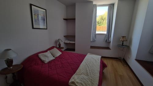 a bedroom with a red bed and a window at Casa da Professora in Vendas de Maria