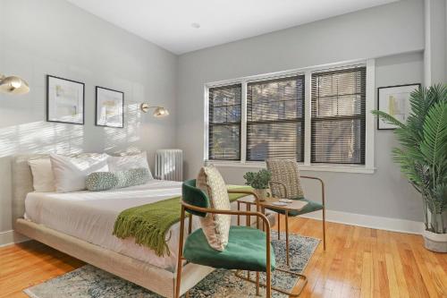 Postel nebo postele na pokoji v ubytování Alluring Studio Apartment in Jefferson Park - Leland 1N