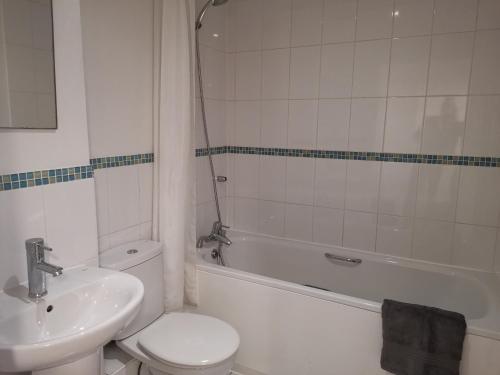 y baño con lavabo, aseo y bañera. en Private Luxury Room Southampton, en Southampton
