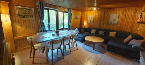 Squirrel cottage في Dolná Lehota: غرفة معيشة مع أريكة وطاولة