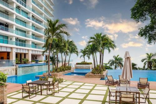 una imagen de la piscina del complejo en Luxury Apartment PH Bahia Resort, Playa Serena, en Nueva Gorgona