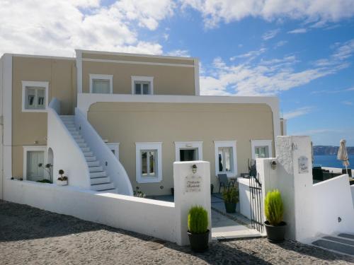 a white building with stairs in front of it at NEOKLASSIKO KOUKOULI in Fira