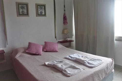 1 dormitorio con 1 cama con toallas en Chajari Suites en Chajarí