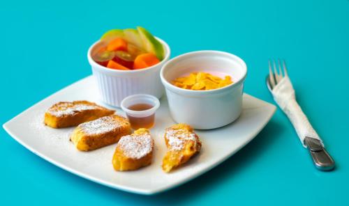 um prato de comida com uma tigela de cenouras e uma salada em Casa Umiña Boutique Hotel Manta em Manta