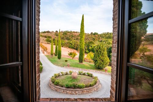 a window view of a garden from a mansion at San Carlo a La Molinella in Città della Pieve