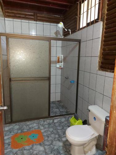 bagno con doccia e servizi igienici di Cabaña para vacacionar río Sarapiqui a Sarapiquí